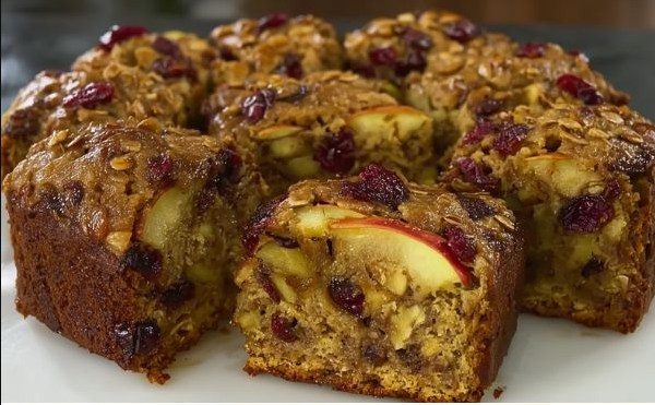 MEKAN I SOČAN KOLAČ OD JABUKA 🍎 mirisno začinjen cimetom, pun brusnica i oraha – bez šećera i bez griže savjesti