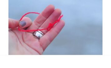 MNOGI NOSE CRVENI KONAC OKO RUKE, A NEMAJU POJMA ŠTA TO ZNAČI: Evo šta on simbolizuje MNOGI NOSE CRVENI KONAC OKO RUKE, A NEMAJU POJMA ŠTA TO ZNAČI: Evo šta on simbolizuje