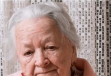 Na samrti mi je majka rekla jezivu tajnu dugu 70 godina: Kad sam otišla kasnije na groblje, utrnula sam od šok prizora Na samrti mi je majka rekla jezivu tajnu dugu 70 godina: Kad sam otišla kasnije na groblje, utrnula sam od šok prizora