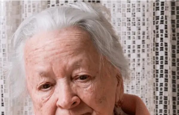 Na samrti mi je majka rekla jezivu tajnu dugu 70 godina: Kad sam otišla kasnije na groblje, utrnula sam od šok prizora Na samrti mi je majka rekla jezivu tajnu dugu 70 godina: Kad sam otišla kasnije na groblje, utrnula sam od šok prizora