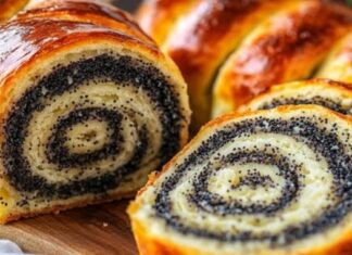 NAJMEKŠA ŠTRUDLA SA MAKOM – Mirisna, Sočna I Savršena Za Doručak, Užinu Ili Slatki Kraj Obroka NAJMEKŠA ŠTRUDLA SA MAKOM – Mirisna, Sočna I Savršena Za Doručak, Užinu Ili Slatki Kraj Obroka