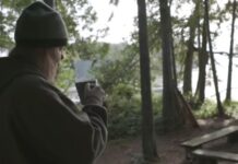 Napustila je posao i odselila se napusto ostrvo: Ljudi se frapiraju kad vide kako živi sa medvedom Napustila je posao i odselila se napusto ostrvo: Ljudi se frapiraju kad vide kako živi sa medvedom