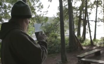 Napustila je posao i odselila se napusto ostrvo: Ljudi se frapiraju kad vide kako živi sa medvedom Napustila je posao i odselila se napusto ostrvo: Ljudi se frapiraju kad vide kako živi sa medvedom