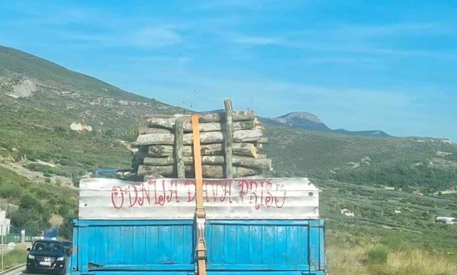 Natpis na kamionu iz Šibenika nasmijao je vozače, zbog ovog se ne mogu naljutiti kad napravi kolonu Natpis na kamionu iz Šibenika nasmijao je vozače, zbog ovog se ne mogu naljutiti kad napravi kolonu