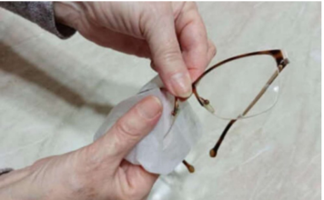 NIKAKO NE BACAJTE NAOČARE KADA IZGREBETE STAKLA: Svi koriste DETARDŽENT, a to je GREŠKA, evo kako da budu kao NOVE NIKAKO NE BACAJTE NAOČARE KADA IZGREBETE STAKLA: Svi koriste DETARDŽENT, a to je GREŠKA, evo kako da budu kao NOVE