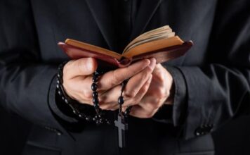 Ocu Vladimiru se selo divilo zbog idiličnog života sa Marinom i 6 dece: Ali je komšija video šta njegova supruga godinama radi i zgrozio se Ocu Vladimiru se selo divilo zbog idiličnog života sa Marinom i 6 dece: Ali je komšija video šta njegova supruga godinama radi i zgrozio se