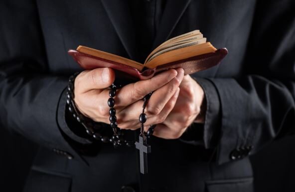 Ocu Vladimiru se selo divilo zbog idiličnog života sa Marinom i 6 dece: Ali je komšija video šta njegova supruga godinama radi i zgrozio se Ocu Vladimiru se selo divilo zbog idiličnog života sa Marinom i 6 dece: Ali je komšija video šta njegova supruga godinama radi i zgrozio se