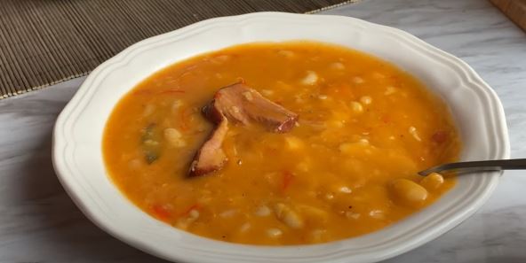 Originalni recept za vojnički pasulj iz JNA: Tajna je u jednom sastojku koji menja sve Originalni recept za vojnički pasulj iz JNA: Tajna je u jednom sastojku koji menja sve