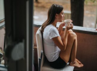 “Otišla sam kod komšinice da joj kucam na vrata zbog glasne muzike, a ona mi je u inat samo još više pojačala: Sa merakom sam joj se osvetila u 6 ujutru” "Otišla sam kod komšinice da joj kucam na vrata zbog glasne muzike, a ona mi je u inat samo još više pojačala: Sa merakom sam joj se osvetila u 6 ujutru"