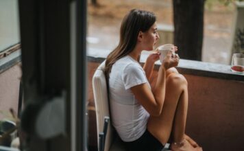 “Otišla sam kod komšinice da joj kucam na vrata zbog glasne muzike, a ona mi je u inat samo još više pojačala: Sa merakom sam joj se osvetila u 6 ujutru” "Otišla sam kod komšinice da joj kucam na vrata zbog glasne muzike, a ona mi je u inat samo još više pojačala: Sa merakom sam joj se osvetila u 6 ujutru"