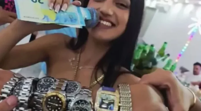 Pjevačica Natalija Toskić napravila “lom” na proslavi: Gosti je kitili novčanicama i satovima Pjevačica Natalija Toskić napravila “lom” na proslavi: Gosti je kitili novčanicama i satovima