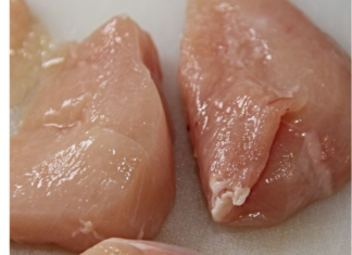 Pranje sirove piletine može uzrokovati trovanje? Evo šta o tome kažu stručnjaci Pranje sirove piletine može uzrokovati trovanje? Evo šta o tome kažu stručnjaci