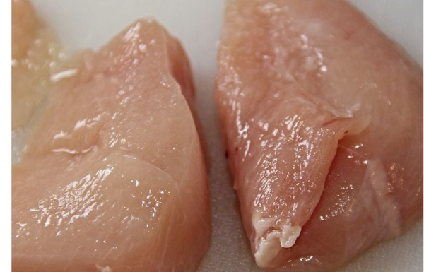 Pranje sirove piletine može uzrokovati trovanje? Evo šta o tome kažu stručnjaci Pranje sirove piletine može uzrokovati trovanje? Evo šta o tome kažu stručnjaci