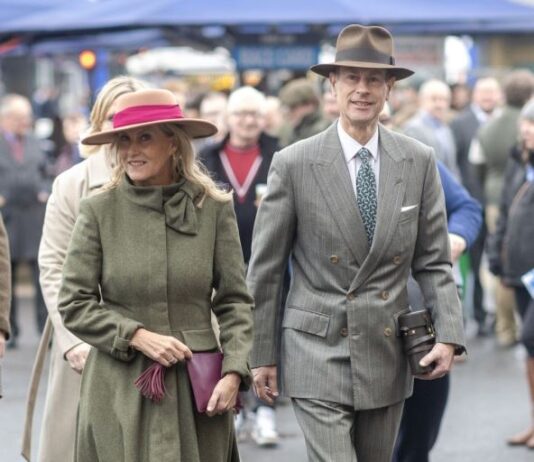 Princeza Sofija u kaputu koji svaka žena mora da ima: U njemu dame deluju mršavije i mlađe Princeza Sofija u kaputu koji svaka žena mora da ima: U njemu dame deluju mršavije i mlađe