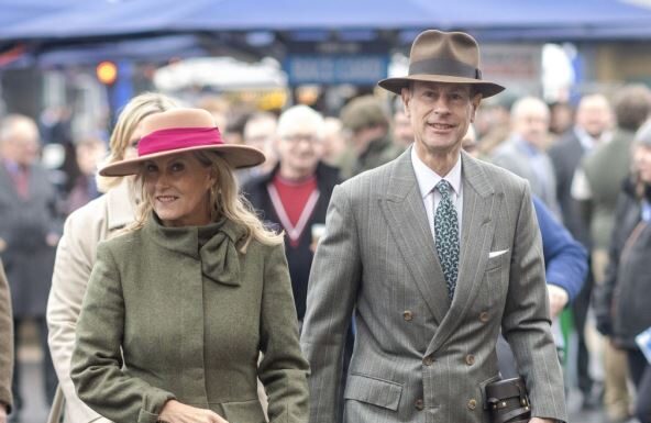 Princeza Sofija u kaputu koji svaka žena mora da ima: U njemu dame deluju mršavije i mlađe Princeza Sofija u kaputu koji svaka žena mora da ima: U njemu dame deluju mršavije i mlađe