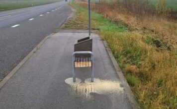 Putnike je na autobusnoj stanici dočekao neočekivan prizor, pogledajte u kakvu su stanju našli klupu Putnike je na autobusnoj stanici dočekao neočekivan prizor, pogledajte u kakvu su stanju našli klupu