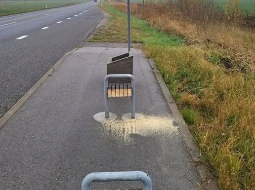 Putnike je na autobusnoj stanici dočekao neočekivan prizor, pogledajte u kakvu su stanju našli klupu Putnike je na autobusnoj stanici dočekao neočekivan prizor, pogledajte u kakvu su stanju našli klupu