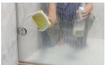 Rastvorite u toploj vodi i poprskajte staklo, slavinu i kadu: TUŠ POSTAĆE KAO NOV! Rastvorite u toploj vodi i poprskajte staklo, slavinu i kadu: TUŠ POSTAĆE KAO NOV!