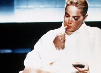 Režiser je spavao sa njom, testirao njene sposobnosti i poslao je u krevet najzgodnijem muškarcu: Morala je da se napije da bi imala intimni odnos sa njim Režiser je spavao sa njom, testirao njene sposobnosti i poslao je u krevet najzgodnijem muškarcu: Morala je da se napije da bi imala intimni odnos sa njim