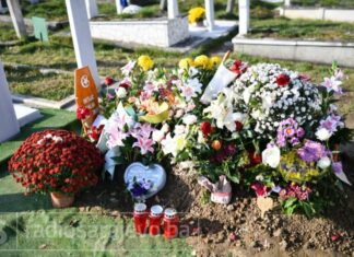 Sjećanje na Halida Bešlića: Mjesec od oproštaja od legende bosanske muzike, mezar prepun ljiljana Sjećanje na Halida Bešlića: Mjesec od oproštaja od legende bosanske muzike, mezar prepun ljiljana