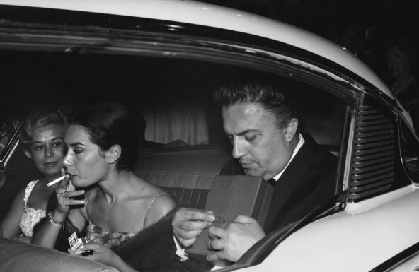 Slavni reditelj imao je suprugu koja je sve radila za njega, a on je išao sa drugim ženama: 50 godina su bili zajedno, tragedije sa decom im se nizale Slavni reditelj imao je suprugu koja je sve radila za njega, a on je išao sa drugim ženama: 50 godina su bili zajedno, tragedije sa decom im se nizale