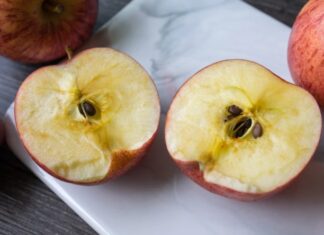 Slučajno ste pojeli semenke iz jabuke? Ovo morate da znate Slučajno ste pojeli semenke iz jabuke? Ovo morate da znate