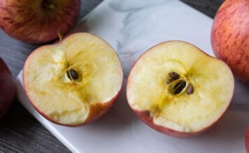 Slučajno ste pojeli semenke iz jabuke? Ovo morate da znate Slučajno ste pojeli semenke iz jabuke? Ovo morate da znate
