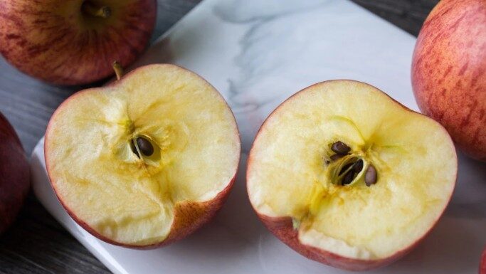 Slučajno ste pojeli semenke iz jabuke? Ovo morate da znate Slučajno ste pojeli semenke iz jabuke? Ovo morate da znate