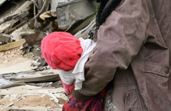 Srpski vojnik pronašao je bebu na zgarištu i spasio je sigurne smrti: 18 godina mislila je da se zove Mila, a onda je sasznala šok istinu Srpski vojnik pronašao je bebu na zgarištu i spasio je sigurne smrti: 18 godina mislila je da se zove Mila, a onda je sasznala šok istinu