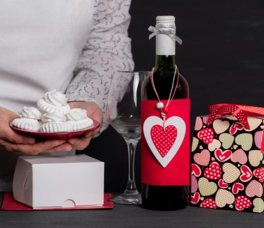 Šta je primereno da se nosi na slavu? 7 otmenih, a ne tako skupih poklona koji će oduševiti svakog domaćina Šta je primereno da se nosi na slavu? 7 otmenih, a ne tako skupih poklona koji će oduševiti svakog domaćina