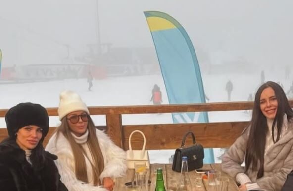 Šta od škole imaju sestre Bogdane Ražnatović? Sve su obrazovane, jedna prodaje burgere, druga sa sporta prešla na biznis Šta od škole imaju sestre Bogdane Ražnatović? Sve su obrazovane, jedna prodaje burgere, druga sa sporta prešla na biznis