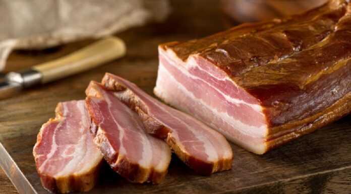 Šta se dešava sa krvnim sudovima pri redovnom konzumiranju slanine? U Srbiji se priča da je zdrava, ali samo u ovom slučaju Šta se dešava sa krvnim sudovima pri redovnom konzumiranju slanine? U Srbiji se priča da je zdrava, ali samo u ovom slučaju