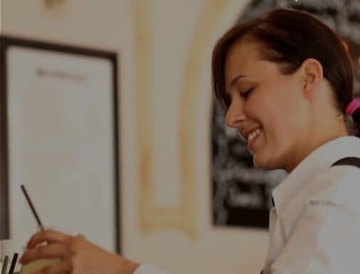 Šta znači kada gost pomaže konobaru da pokupi tanjire sa stola, prema psihologiji? Šta znači kada gost pomaže konobaru da pokupi tanjire sa stola, prema psihologiji?