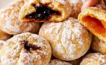 Starinske ruzice sa dzemom: Ne stignu ni da se ohlade – nestaju u trenu! Mirisni, prhki i meki starinski kolači Starinske ruzice sa dzemom: Ne stignu ni da se ohlade – nestaju u trenu! Mirisni, prhki i meki starinski kolači