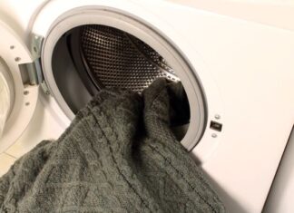 Svekrva mi je poklonila stari džemper, a onda sam otkrila njenu tajnu koja mi je uništila život: U džepu se krila bolna prošlost Svekrva mi je poklonila stari džemper, a onda sam otkrila njenu tajnu koja mi je uništila život: U džepu se krila bolna prošlost