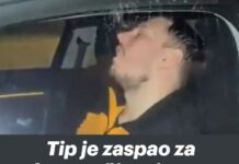 Tip je zaspao za volanom, čitav internet umire od smijeha zbog načina na koji se probudio Tip je zaspao za volanom, čitav internet umire od smijeha zbog načina na koji se probudio