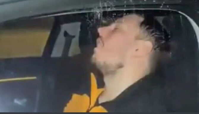 Tip je zaspao za volanom, čitav internet umire od smijeha zbog načina na koji se probudio Tip je zaspao za volanom, čitav internet umire od smijeha zbog načina na koji se probudio