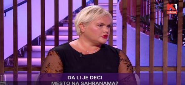 Treba li decu voditi na groblje? Psiholog odgovara da li će im ostati traume i kako im najbolje objasniti pojam smrti Treba li decu voditi na groblje? Psiholog odgovara da li će im ostati traume i kako im najbolje objasniti pojam smrti