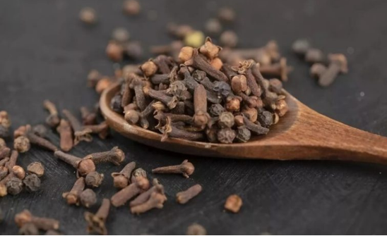 Trik moje bake s lukom činio se čudnim – sve dok nisam otkrio razlog koji stoji iza toga! Nikada više neću kuhati na isti način Trik moje bake s lukom činio se čudnim – sve dok nisam otkrio razlog koji stoji iza toga! Nikada više neću kuhati na isti način