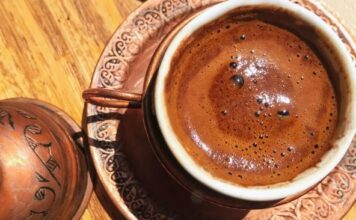 Turci samo na ovaj način piju kafu: Caka je u jednoj stvari koju mnogi zanemaruju Turci samo na ovaj način piju kafu: Caka je u jednoj stvari koju mnogi zanemaruju