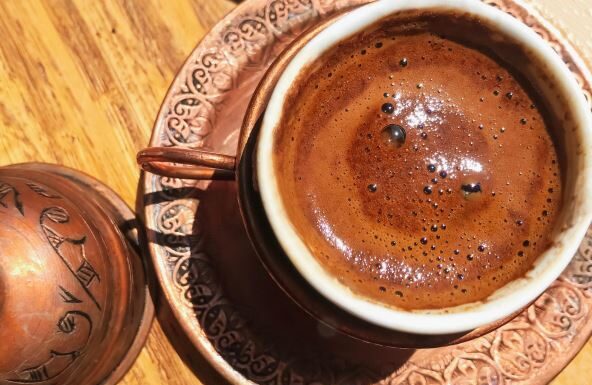 Turci samo na ovaj način piju kafu: Caka je u jednoj stvari koju mnogi zanemaruju Turci samo na ovaj način piju kafu: Caka je u jednoj stvari koju mnogi zanemaruju