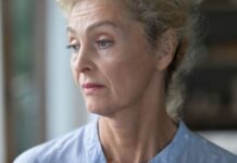 U braku sam sa 25 godina starijim muškarcem i osećam se kao zarobljenik sopstvenog života: Oni prodaju san, ali stvarnost je često noćna mora U braku sam sa 25 godina starijim muškarcem i osećam se kao zarobljenik sopstvenog života: Oni prodaju san, ali stvarnost je često noćna mora