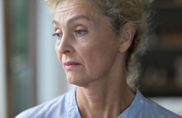 U braku sam sa 25 godina starijim muškarcem i osećam se kao zarobljenik sopstvenog života: Oni prodaju san, ali stvarnost je često noćna mora U braku sam sa 25 godina starijim muškarcem i osećam se kao zarobljenik sopstvenog života: Oni prodaju san, ali stvarnost je često noćna mora