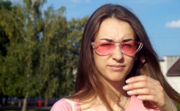 Vera je sumnjala da je muž vara, pa mu je u auto ubacila prisluškivač: A onda shvatila s kim živi i odmah pozvala policiju Vera je sumnjala da je muž vara, pa mu je u auto ubacila prisluškivač: A onda shvatila s kim živi i odmah pozvala policiju