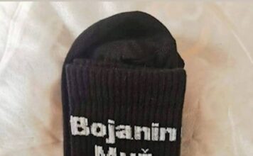 Žena je mužu za rođendan poklonila čarape, prasnut ćete u smijeh kad vidite što na njima piše Žena je mužu za rođendan poklonila čarape, prasnut ćete u smijeh kad vidite što na njima piše