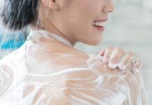 3 navike u tuširanja koje vam uništavaju kožu, a da toga niste ni svesni 3 navike u tuširanja koje vam uništavaju kožu, a da toga niste ni svesni