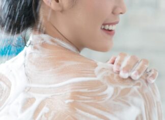 3 navike u tuširanja koje vam uništavaju kožu, a da toga niste ni svesni 3 navike u tuširanja koje vam uništavaju kožu, a da toga niste ni svesni