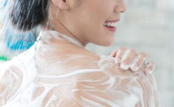 3 navike u tuširanja koje vam uništavaju kožu, a da toga niste ni svesni 3 navike u tuširanja koje vam uništavaju kožu, a da toga niste ni svesni