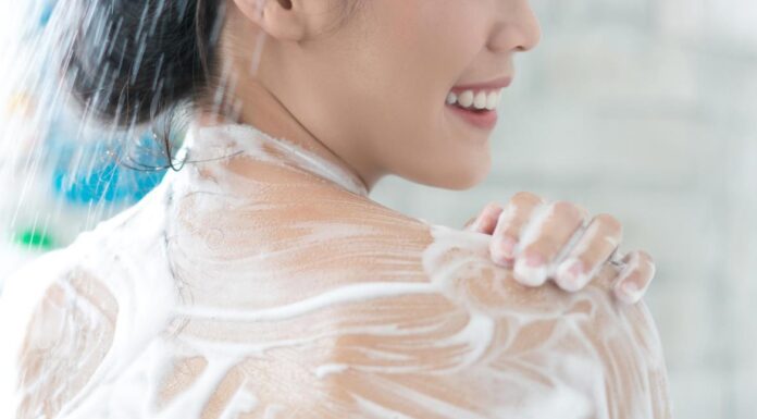 3 navike u tuširanja koje vam uništavaju kožu, a da toga niste ni svesni 3 navike u tuširanja koje vam uništavaju kožu, a da toga niste ni svesni