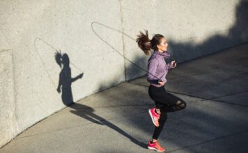 3 osnovne vežbe koje žene starije od 50 godina treba da rade za jačanje kostiju i mišića 3 osnovne vežbe koje žene starije od 50 godina treba da rade za jačanje kostiju i mišića